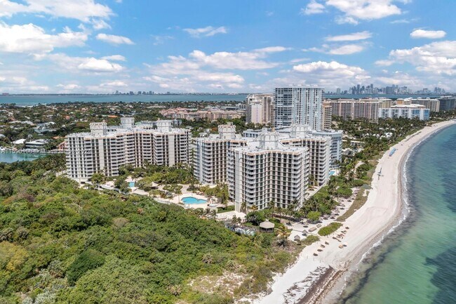 Building Photo - 1121 Crandon Blvd