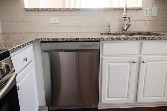 Building Photo - 558 Lullingstone Dr SE