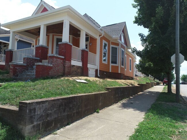 Building Photo - 203 16th St