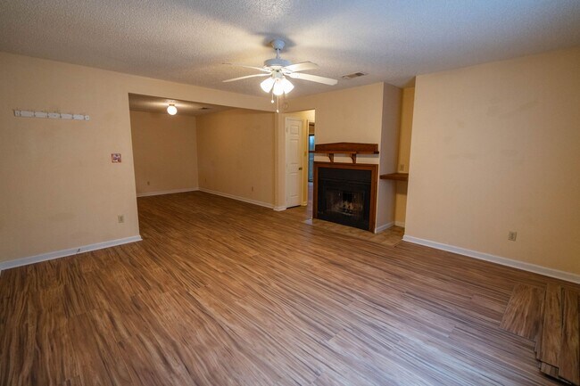 Building Photo - 2/1 Townhome in Twin Lakes