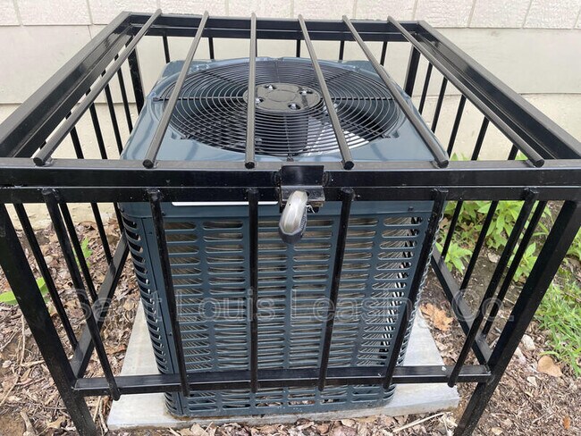 Building Photo - 1265 St Anthony Ln