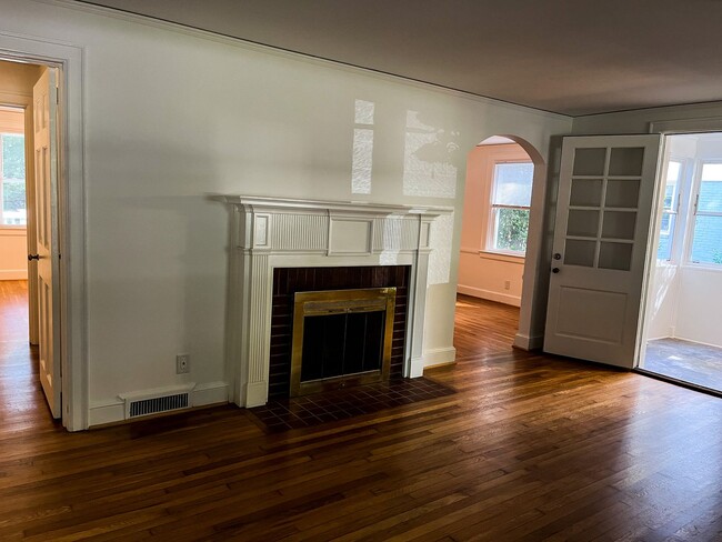 Building Photo - Gorgeous Greensboro 3 Bedroom 2 Bathroom H...