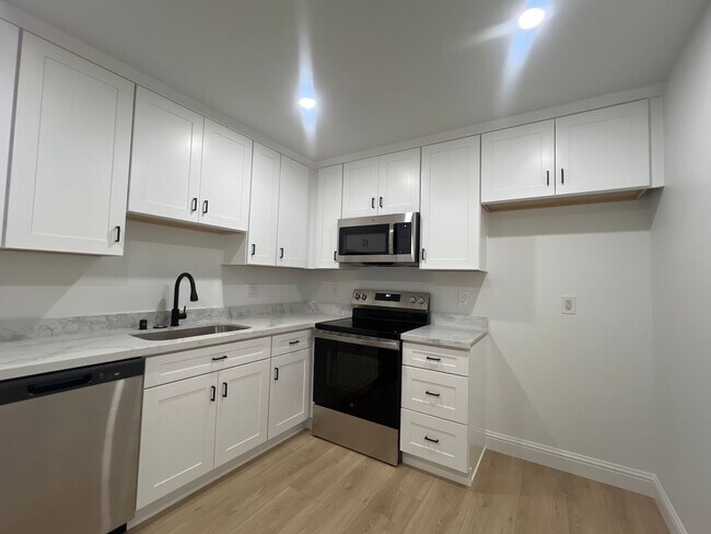 Building Photo - BEAUTIFULLY REMODELED 3 BEDROOM DUPLEX!!