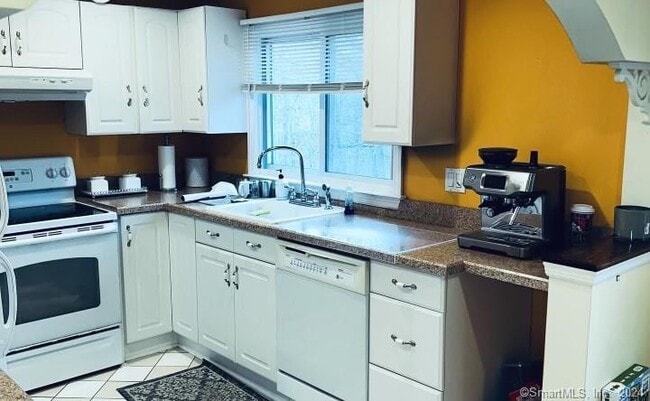 Building Photo - 51 Plumtree Ln