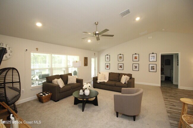 Building Photo - 338 Garvey Dr SW