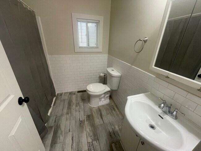 Building Photo - 1467 Division St