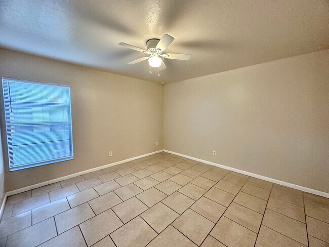 Building Photo - 1st Floor Apartment with Pool, Tennis Court & More in North Fort Myers
