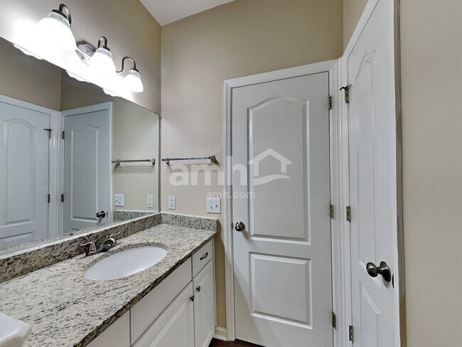 Building Photo - 4002 Greentree Ct