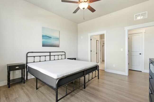 Building Photo - Bright and Modern Condo in Ideal Location with Detached Garage