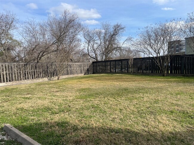 Building Photo - 434 Lenard St