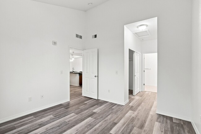 Building Photo - 804 Summer Hawk Dr