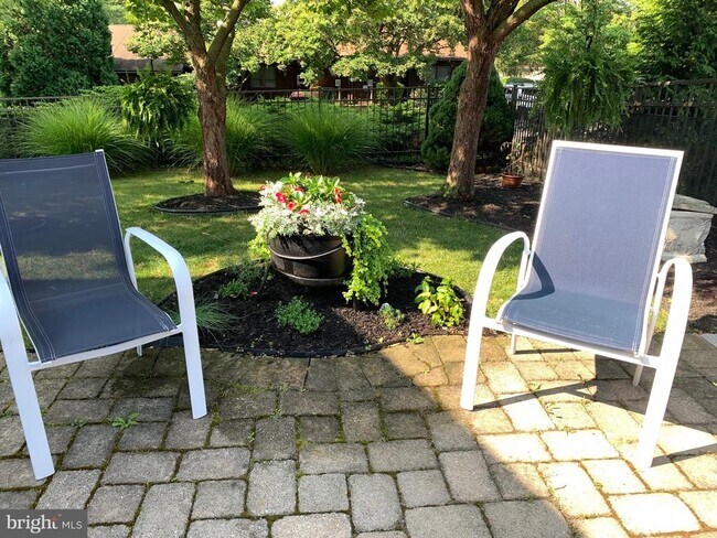 Building Photo - 330 Parkwood Dr