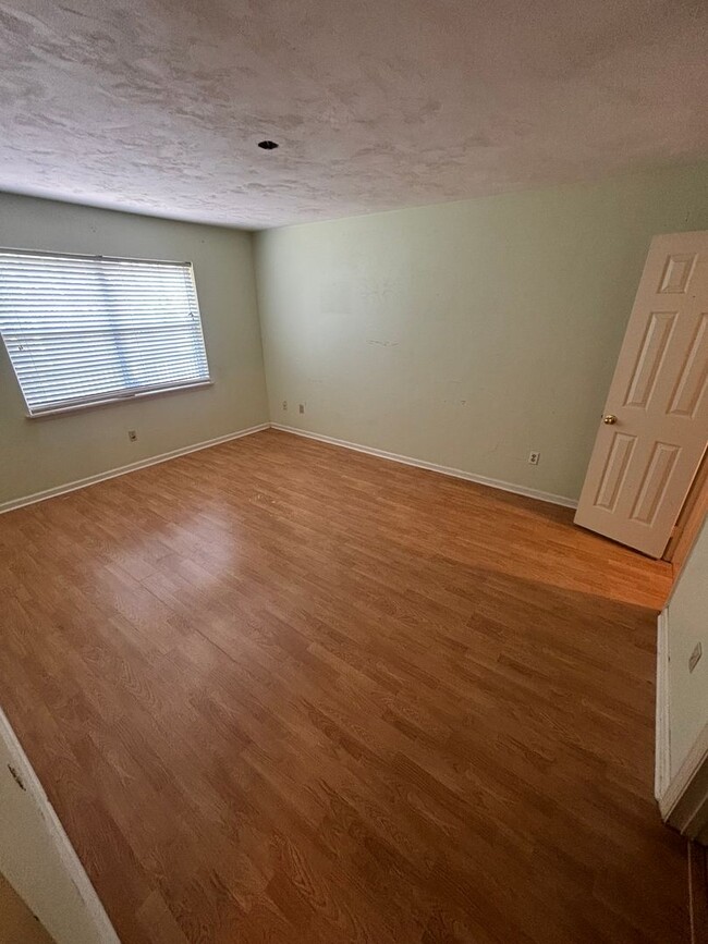 Building Photo - 3 bedroom 2 bath in a cute neighborhood.