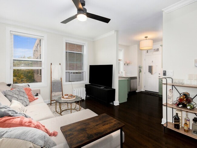 Building Photo - 1335 W Lunt Ave