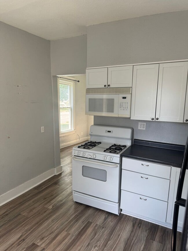 Building Photo - Nice affordable single family home with ga...
