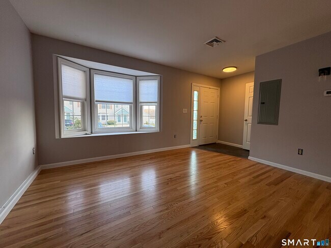 Building Photo - 267 Bridge St