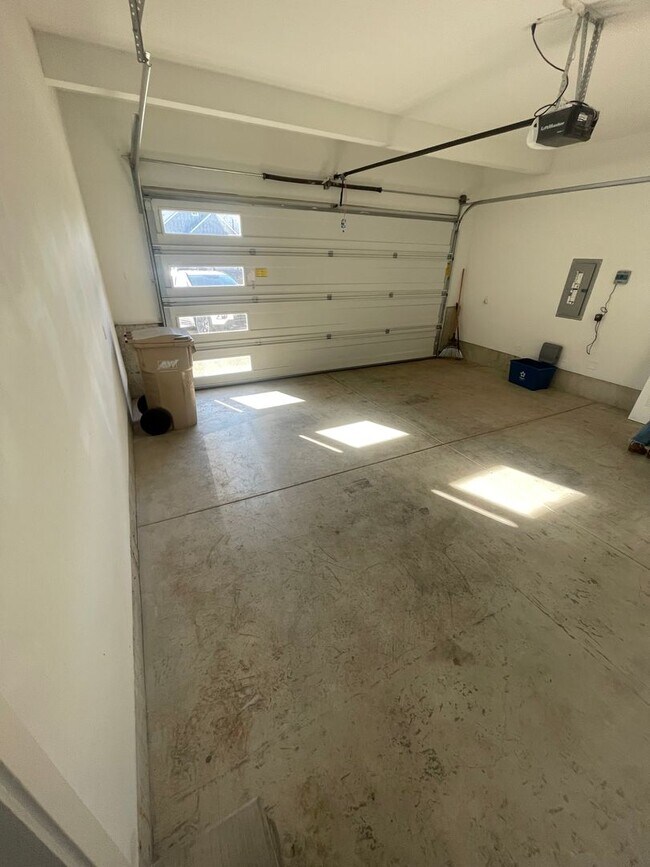 Building Photo - Must See in NE Albany!