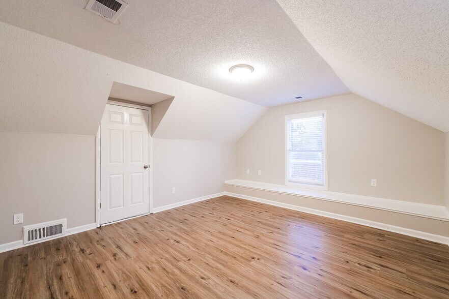 Building Photo - 1855 Oak Springs Dr