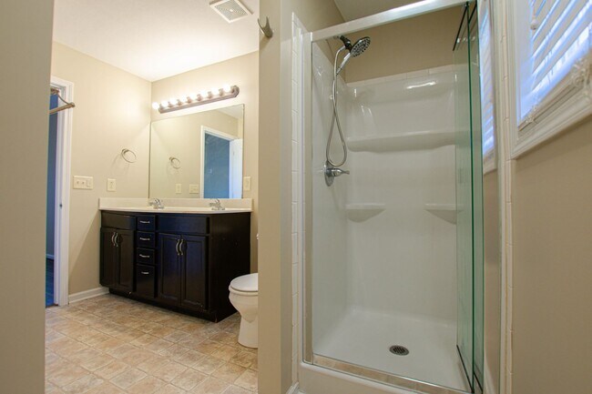 Building Photo - Pet Friendly Three Bedroom with Bonus!