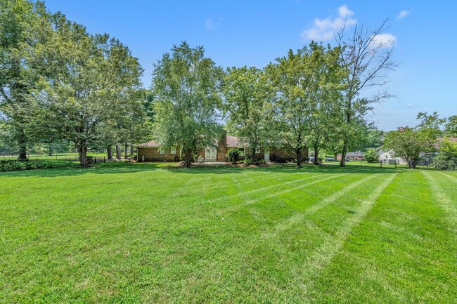 Building Photo - One level living in the heart of Brentwood