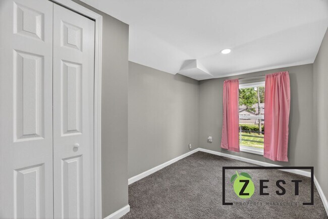 Building Photo - Beautiful Updated 4 Bed 1.5Bath Colonial **Open House Sunday June 21st from 1pm to 2pm**