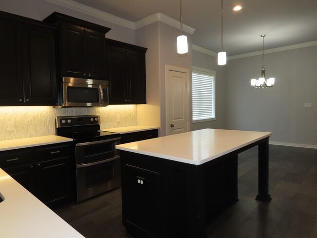 Building Photo - Beautiful 3 Bedroom, 2 Bath Home in South ...