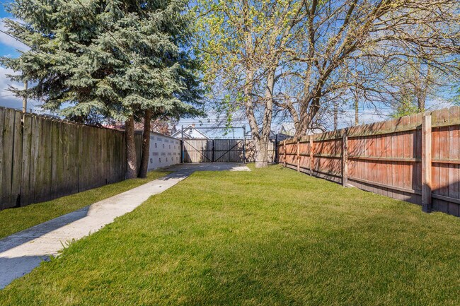 Building Photo - 554 Douglas Ave