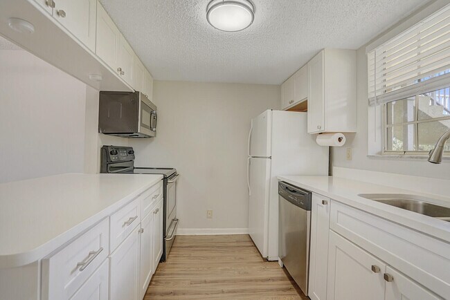 Building Photo - 6315 La Costa Dr