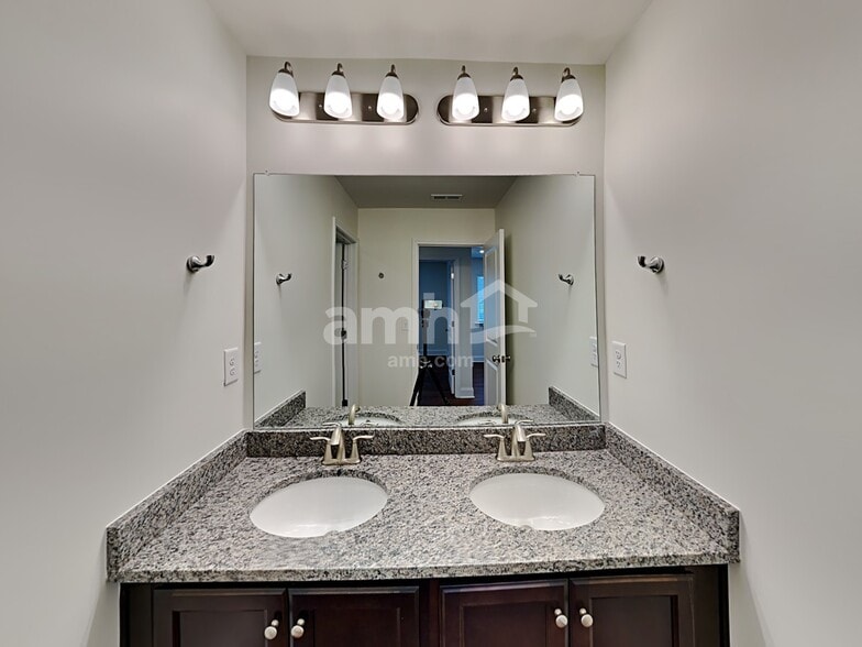 Building Photo - 565 Slew Dr