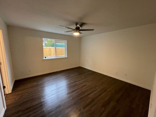 Building Photo - Charming, Modern One Story Home! Pet Frien...