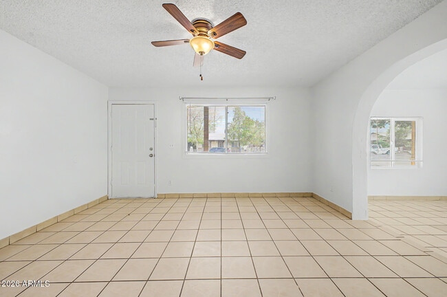 Building Photo - 6944 W Solano Dr N