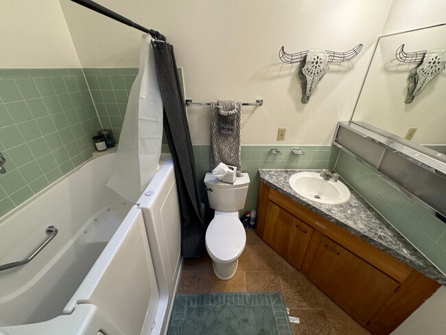 Building Photo - Private Lakewood Home