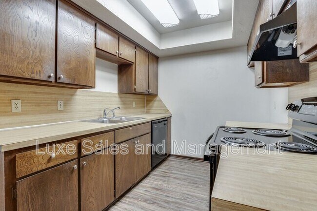 Building Photo - 6004 Paramount Dr