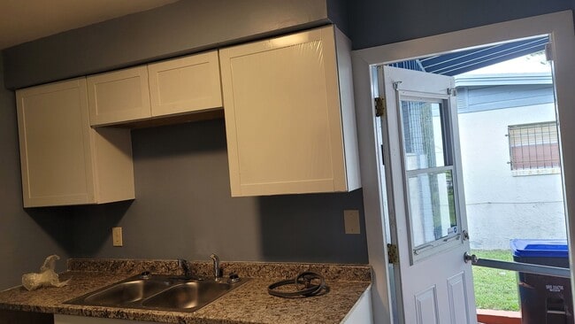 Building Photo - 4 Bedroom, 2 bath in Orlando. Fenced in ya...