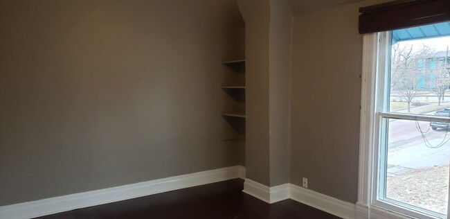 Building Photo - One bedroom, one bath upper unit located i...
