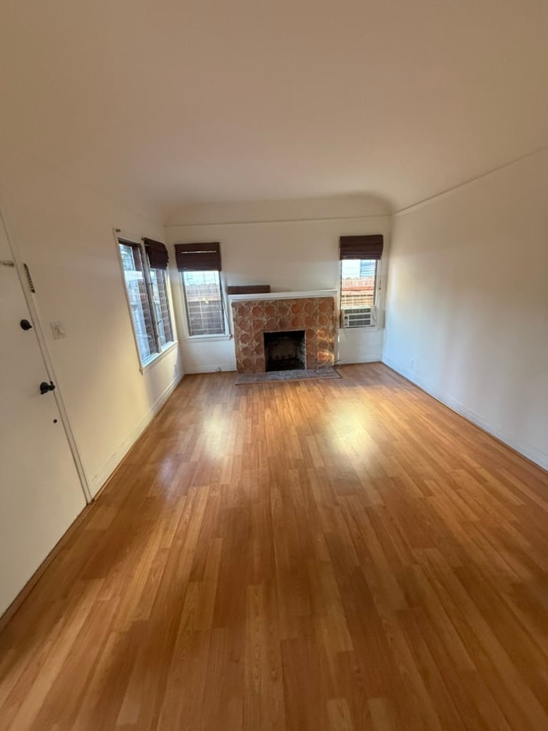 Building Photo - 8921 Rosewood Ave