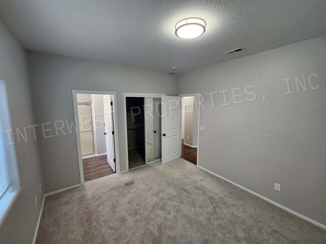 Building Photo - *1/2 OFF 1ST MONTH'S RENT PROMO* Super Cut...