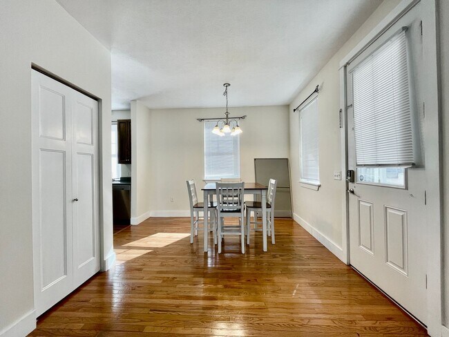 Building Photo - Four Bedroom Home in Eastown