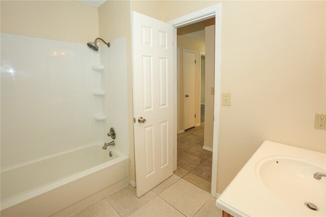 Building Photo - 39 Sheneman Dr