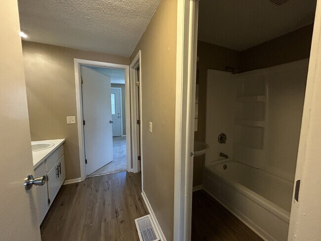 Building Photo - Charming 2-Bed Condo Retreat with 1.5 Baths in Prime Greenwood Location – 1088 Sq Ft of Comfort!