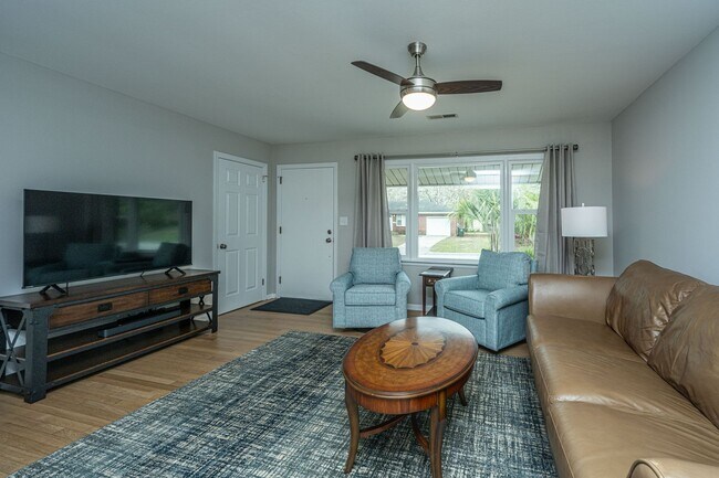 Building Photo - Charming Hanahan Ranch with Hardwood Floor...
