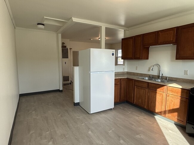 Building Photo - 1003 Ontario Ave