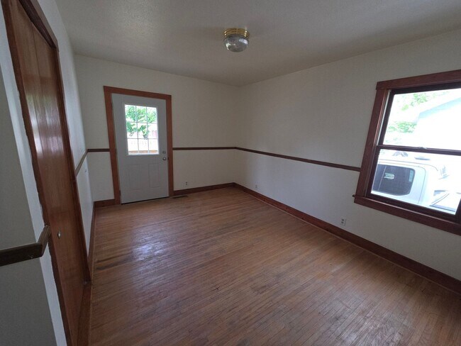 Building Photo - 1128 W State St