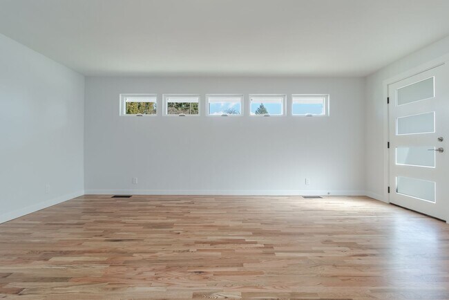Building Photo - Beautifully Redesigned Home in Quiet Neighborhood