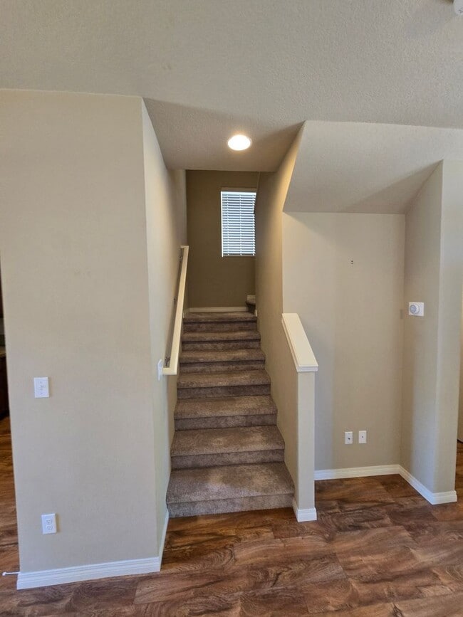 Building Photo - Small Dog Friendly 2 Bedroom 1.5 Bath Hous...