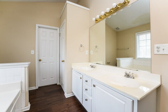 Building Photo - 919 Garden Meadows Ct