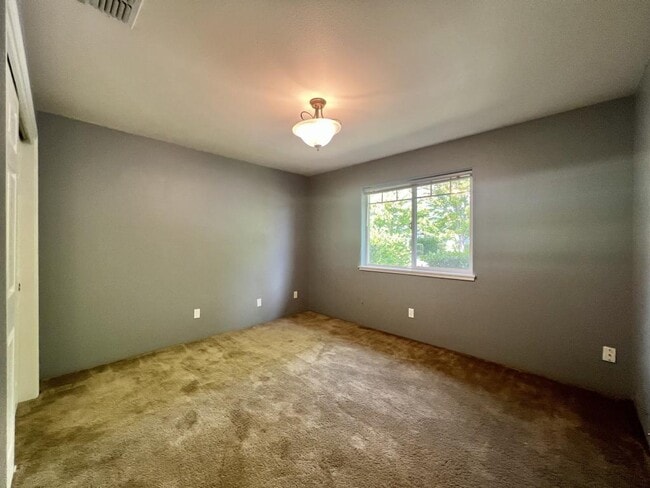 Building Photo - 1268 SW Sun Glo Dr