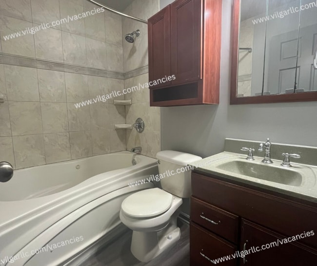 Building Photo - This is your forever home! 5 spacious bedrooms, 2 full bathrooms house in Gary, IN