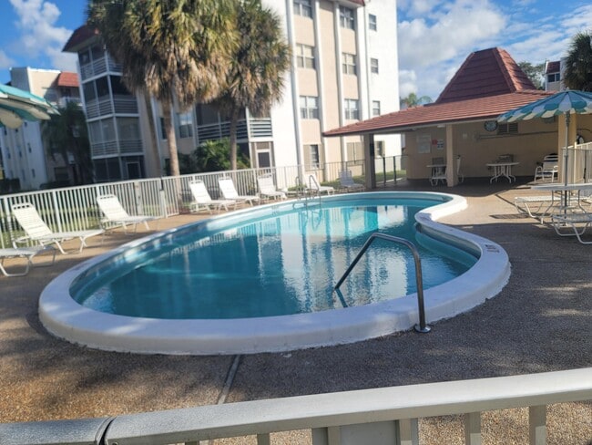 Building Photo - 3571 Inverrary Dr