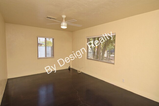 Building Photo - Midtown 2 Bed 1 Bath Home on Huge Lot
